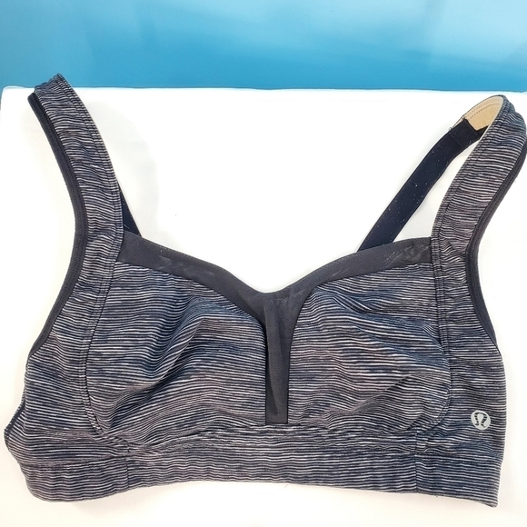 Lululemon black and grey striped sports bra size 4 - Picture 2 of 11